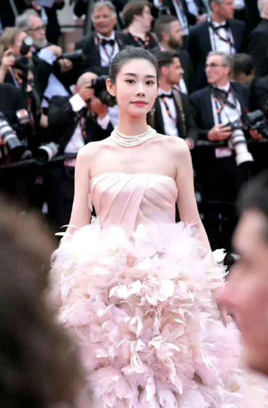 高叶 36岁高叶首次走国际红毯!巧改礼服戴珍珠好贵气,红唇妆容更惊艳