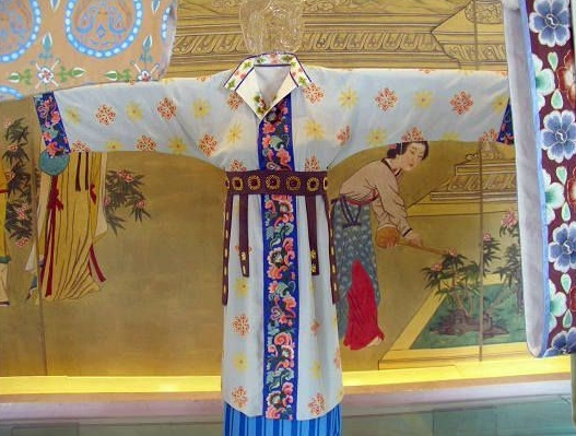发型 \唐朝时尚：盛世华服、精致妆容与珠宝饰品\