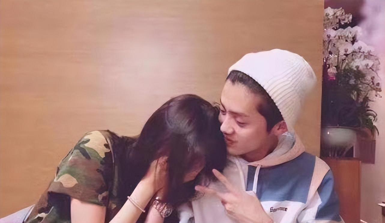 鹿晗|关晓彤陪鹿晗与友聚餐，穿着朴素状态随意，在男友面前畅饮红酒