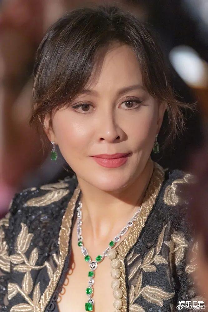 长裙 58岁刘嘉玲戴后冠容光焕发，皮肤紧致状态佳，完全看不出真实年龄