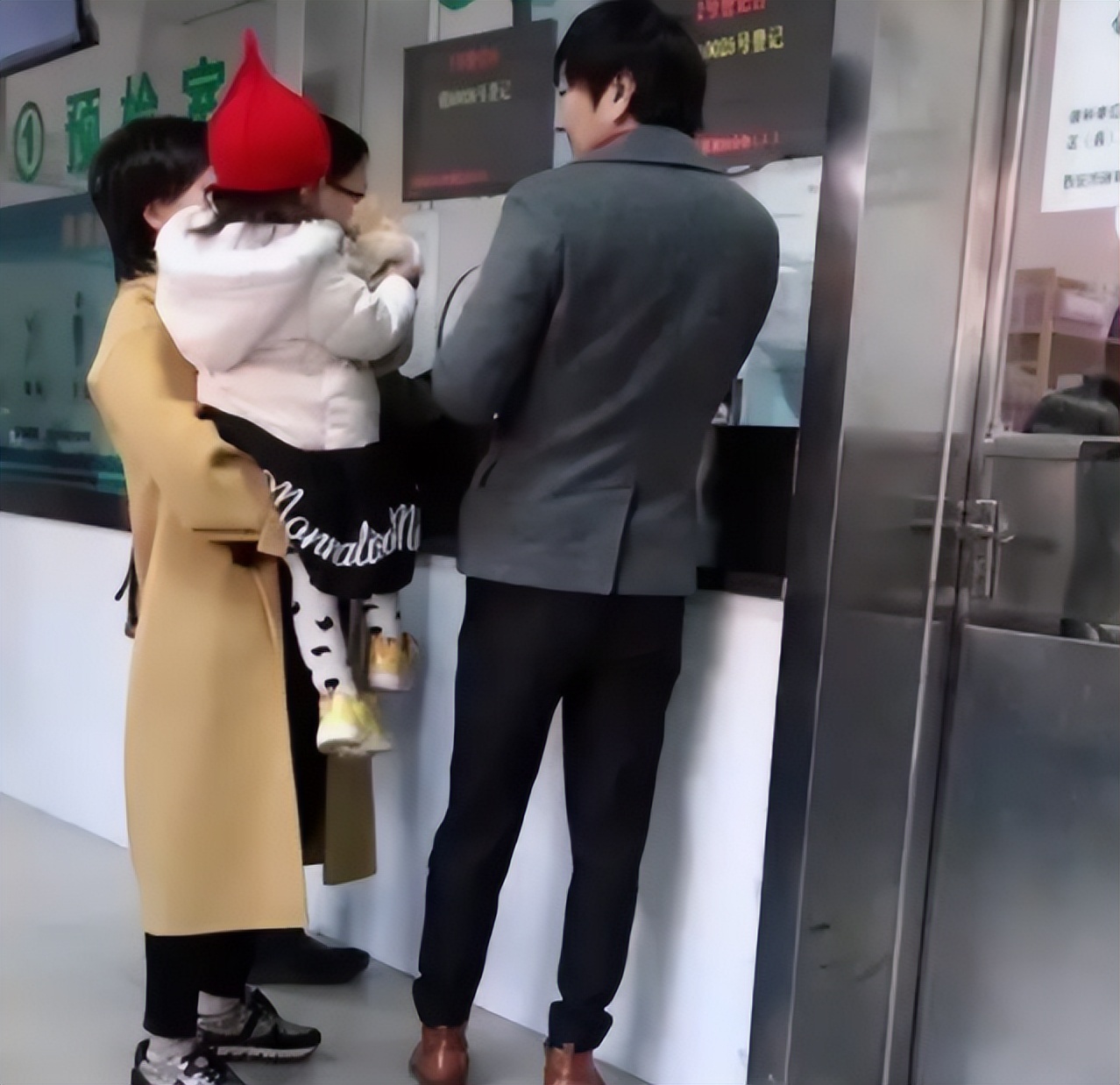 王大治|王大治一家三口西安买新房,顶着泡面头太邋遢,女儿粘着爸爸撒娇