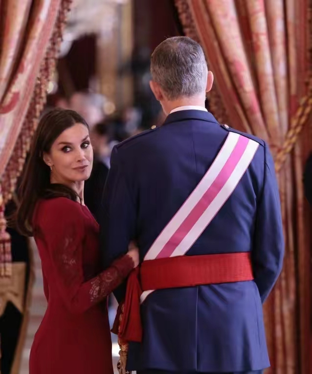 年近51岁的莱蒂齐亚王后再穿10年前旧礼服,发型有些太敷衍