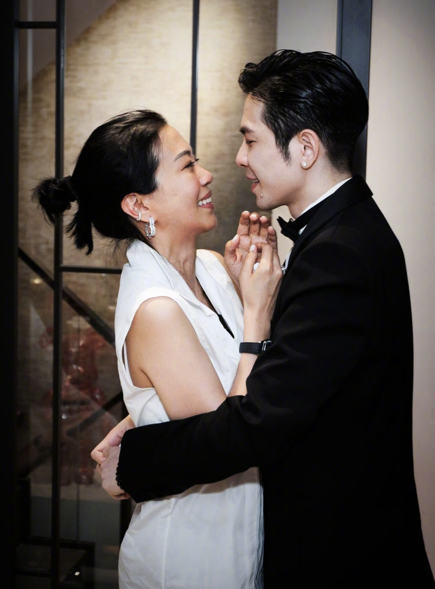 古巨基翻版!36岁萧敬腾向49岁经纪人求婚成功!众星排队送祝福