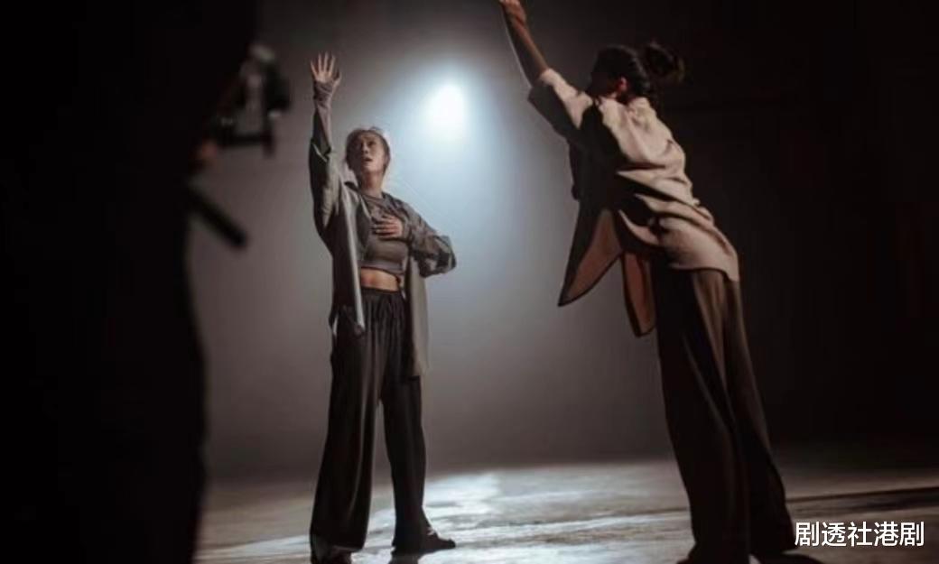 尴尬！TVB前女星偷食事件后宣布复出，开歌迷聚会遭批：娱乐圈小强