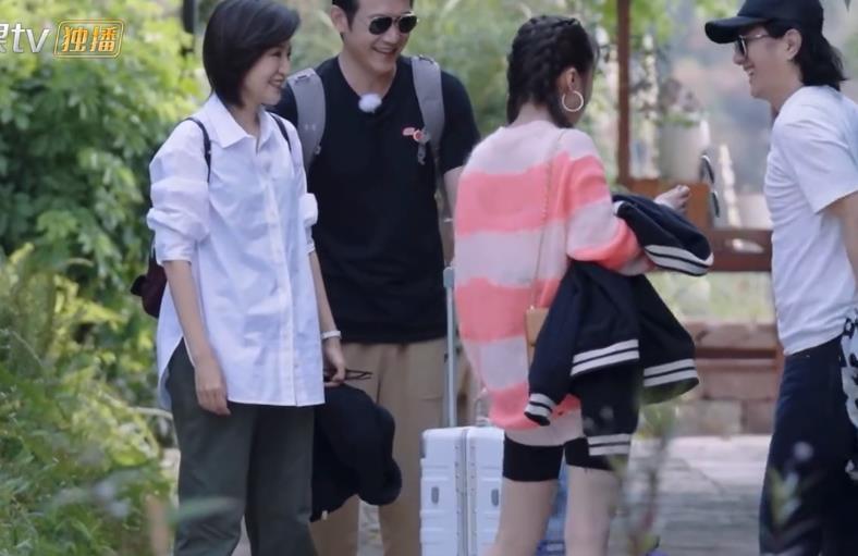 郑钧|你是不是离开我活不了?鲍蕾替郑钧回答:一天也不行不能有隔夜仇