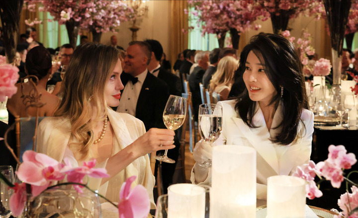 长裙 ?韩国第一夫人访美终于遇到对手!和朱莉在国宴同框,气场输了