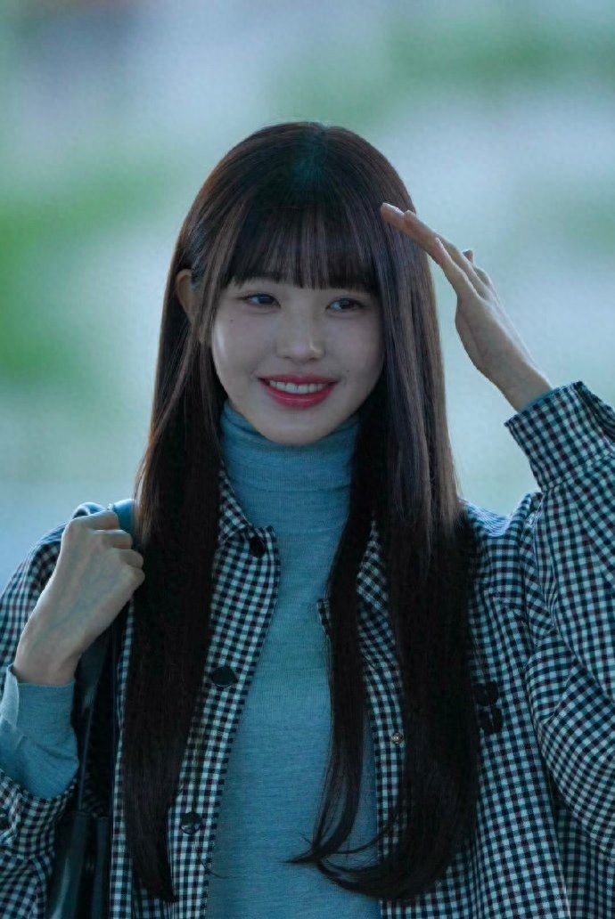 张元英参加巴黎时装周,韩网友惊叹她的美貌,“完美得不像人类”