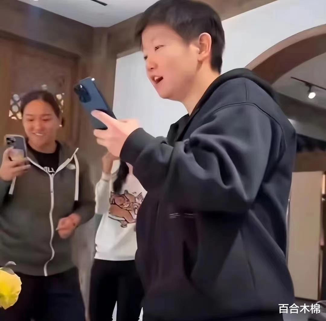 孙颖莎在纵情歌唱为恩师庆生的时候,危机正在悄悄向她靠拢