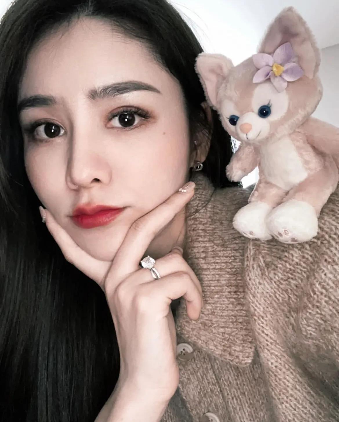 李多寅|张馨月晒美照“装嫩”,鸽子蛋钻戒出镜率超高,林峯真的太宠妻了