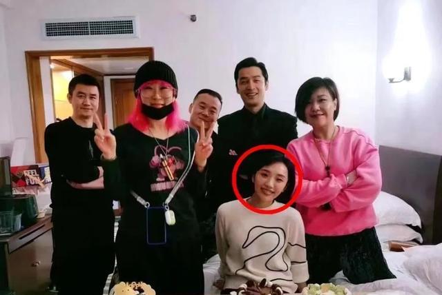 胡歌|胡歌和新婚妻子同框合影，女方颜值不输女明星，薛佳凝深夜发文