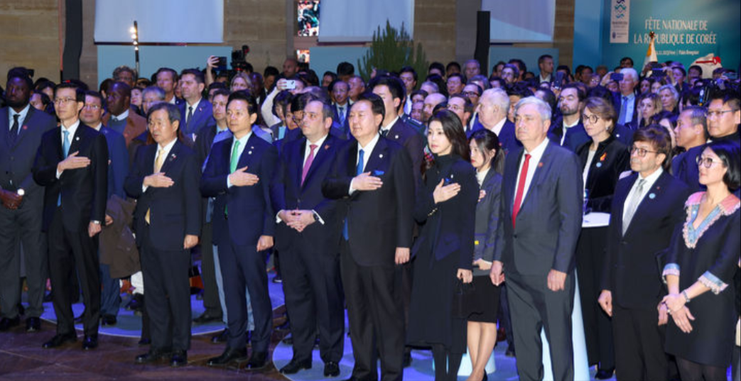 金建希出席法国欢迎宴!一张幼嫩脸人群中白得发光,布丽吉特缺席