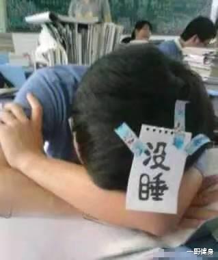 “一女子脱了球衣打篮球遭吐槽，男生：我们没法安心比赛了”