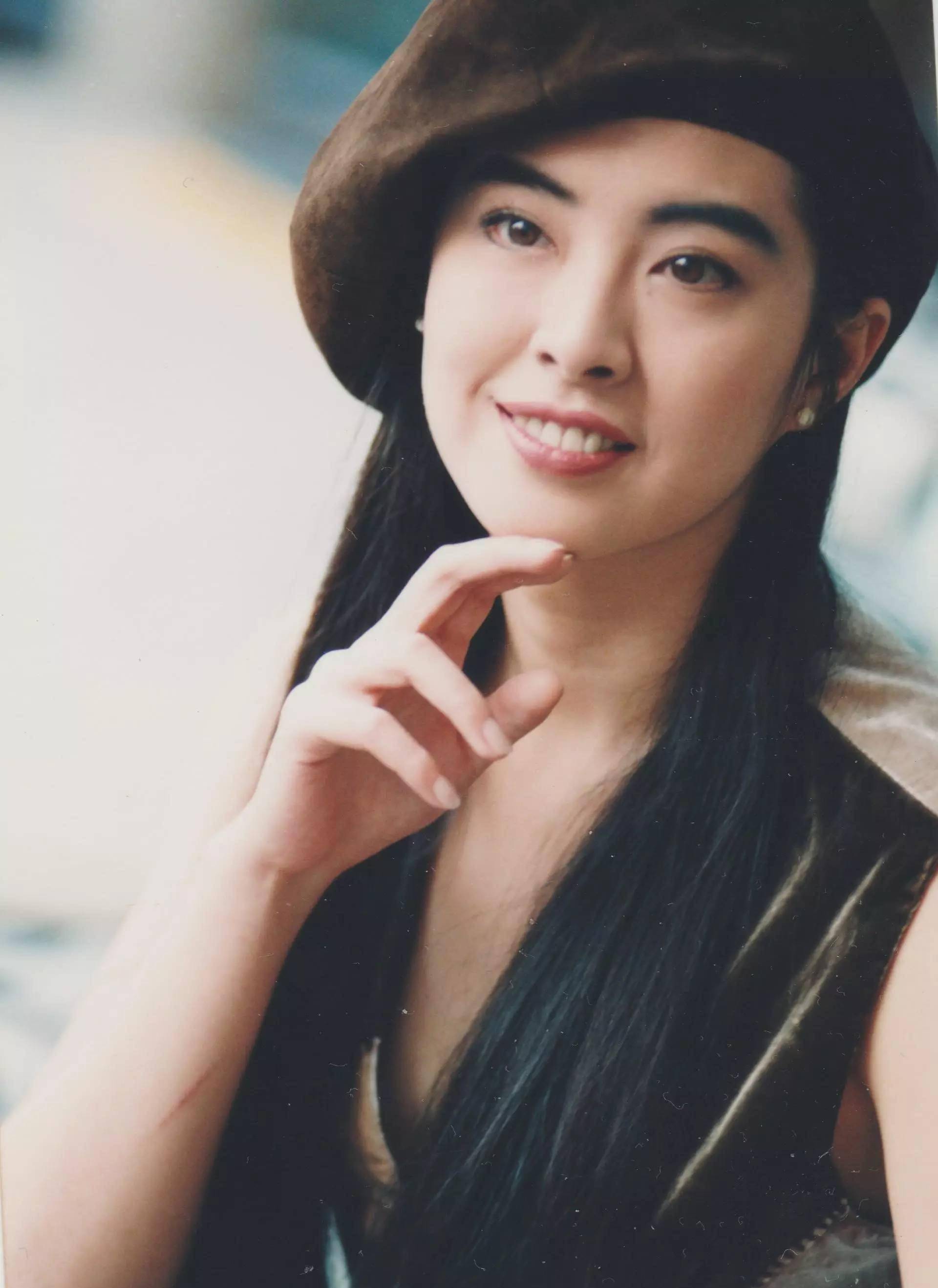 知名女星王祖贤晒照庆57岁生日!独居国外24年,早晚礼佛心如止水