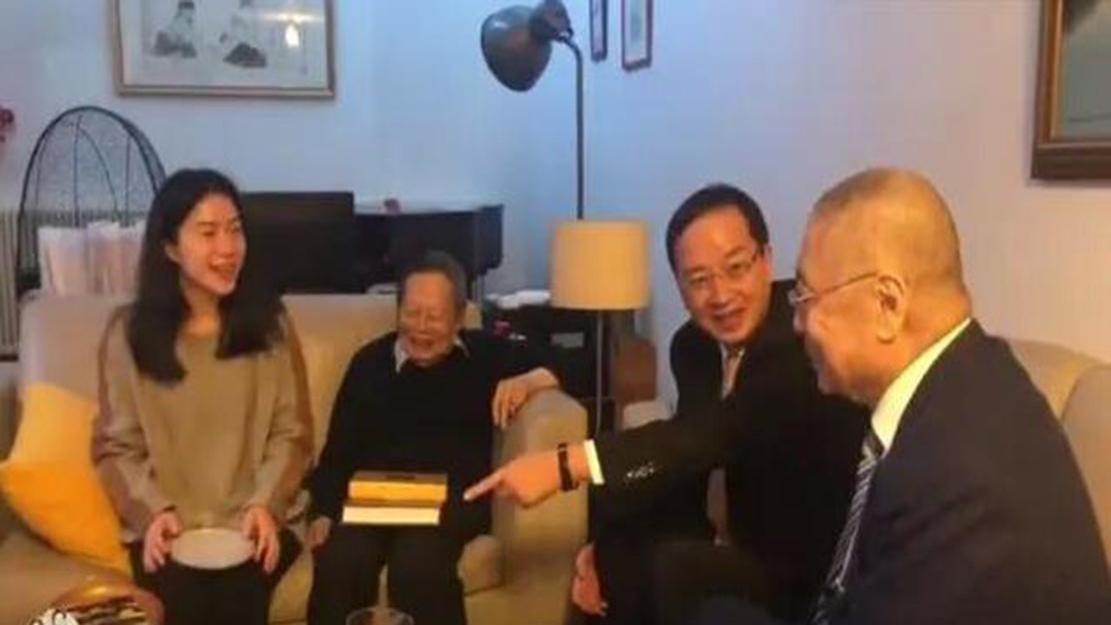 102岁杨振宁“豪宅”内景曝光，48岁翁帆太美！身边黑猫价格不菲