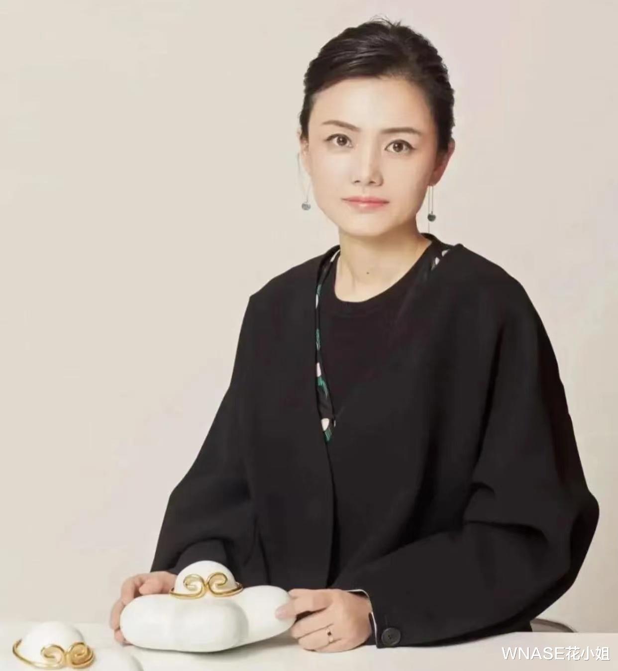 站LV总裁旁的中国美女,把裙子都带火了!穿平底鞋巡店,衣品好牛