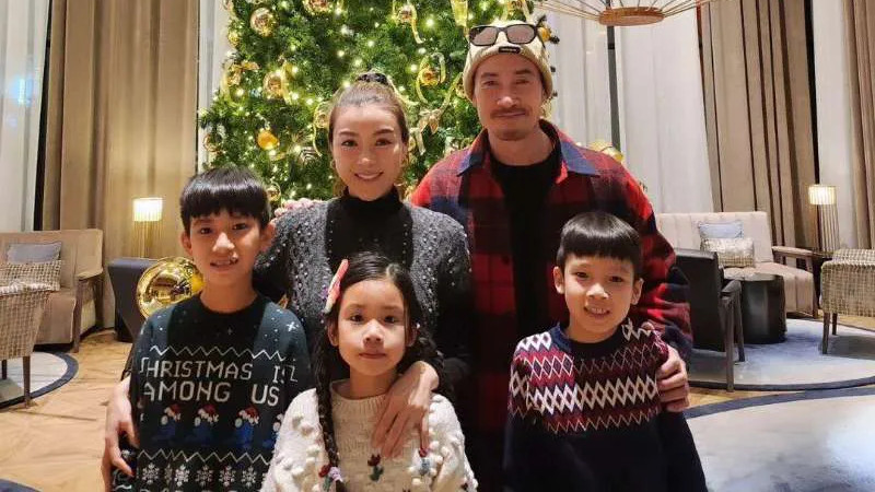 陈茵媺晒一家五口度假照，和老公陈豪撒狗粮，三个子女好可爱