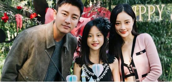 11岁甜馨圣诞大片曝光，五官长开大变样，满脸童真不走成熟风