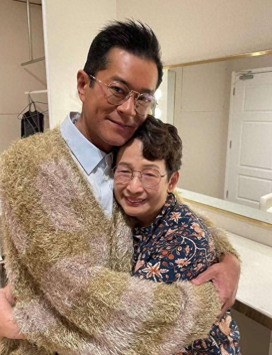 古天乐摆宴60桌高调庆生，古妈妈佩戴红色珠宝项链心情佳