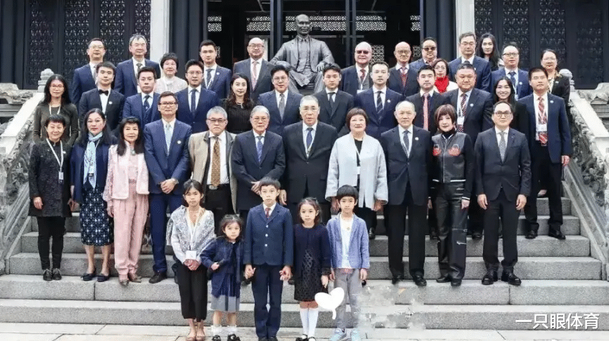 霍家大合影，郭晶晶10岁儿子抢眼！穿西服+懂礼数，第4代长孙