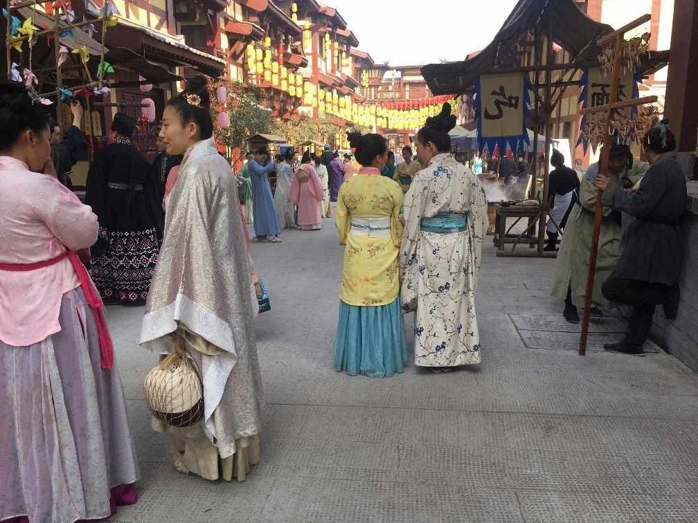 横店20万群演现状:美女泛滥成灾,懒汉遍地,这些人该何去何从