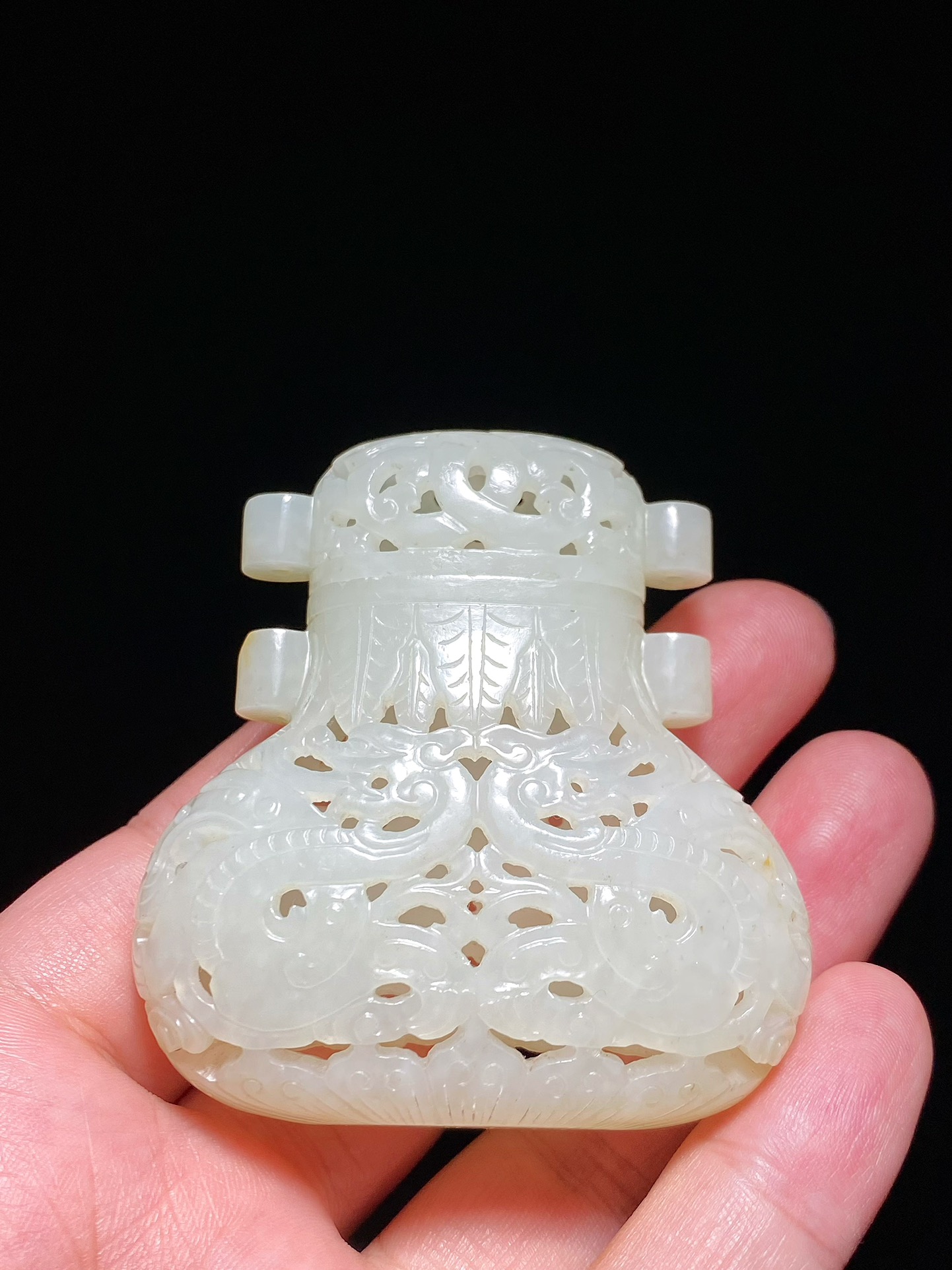 福建省|清乾隆 和田玉籽料 白玉 双龙纹 贯耳 香囊