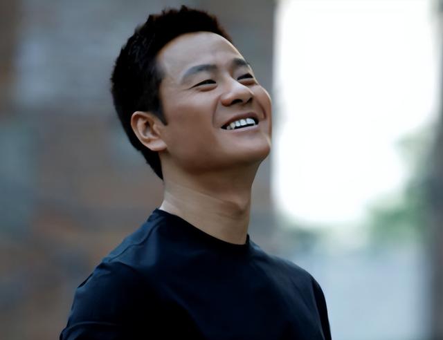 成名后抛弃妻女，为娶小8岁娇妻净身出户，如今前妻走红他变路人