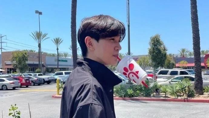 张智霖陪儿子美国度假！身高惊人超1米8，女友疑陪同，大长腿吸睛