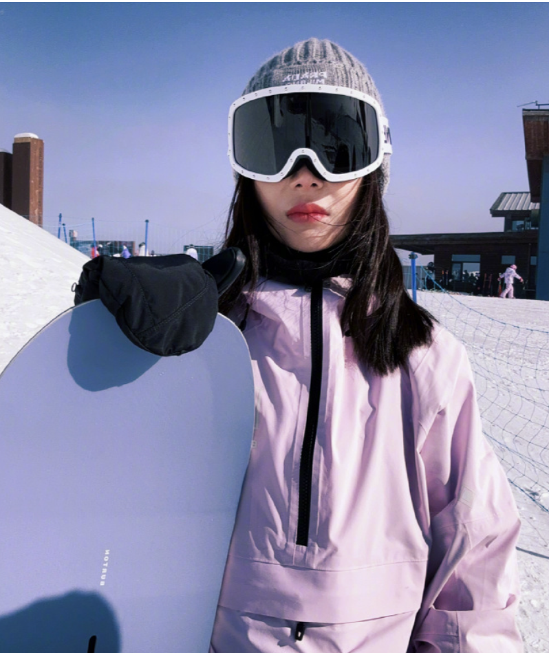 37岁袁姗姗滑雪场吃烤串!穿厚重衣服难掩好身材,肤白貌美很养眼