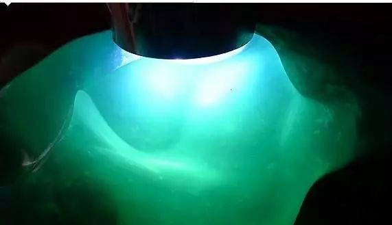 翡翠|知道为啥看翡翠要打灯吗?