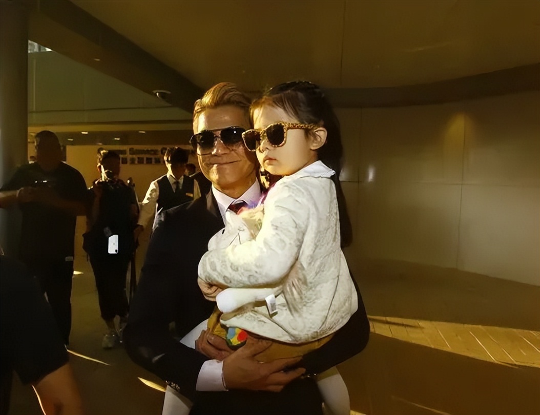 郭富城一家四口为爱驹打气，俩女儿像双胞胎颜值高，丈母娘同行