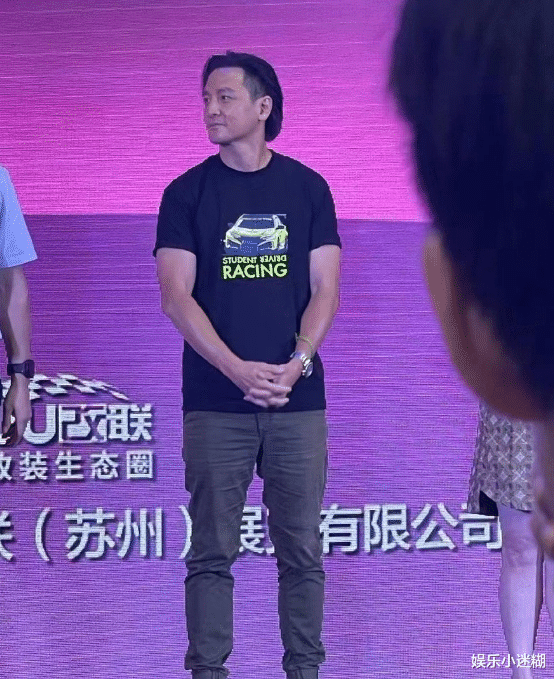 吴彦祖现身苏州!数千名男粉狂喊“我爱你”,保镖龇牙艰难开道