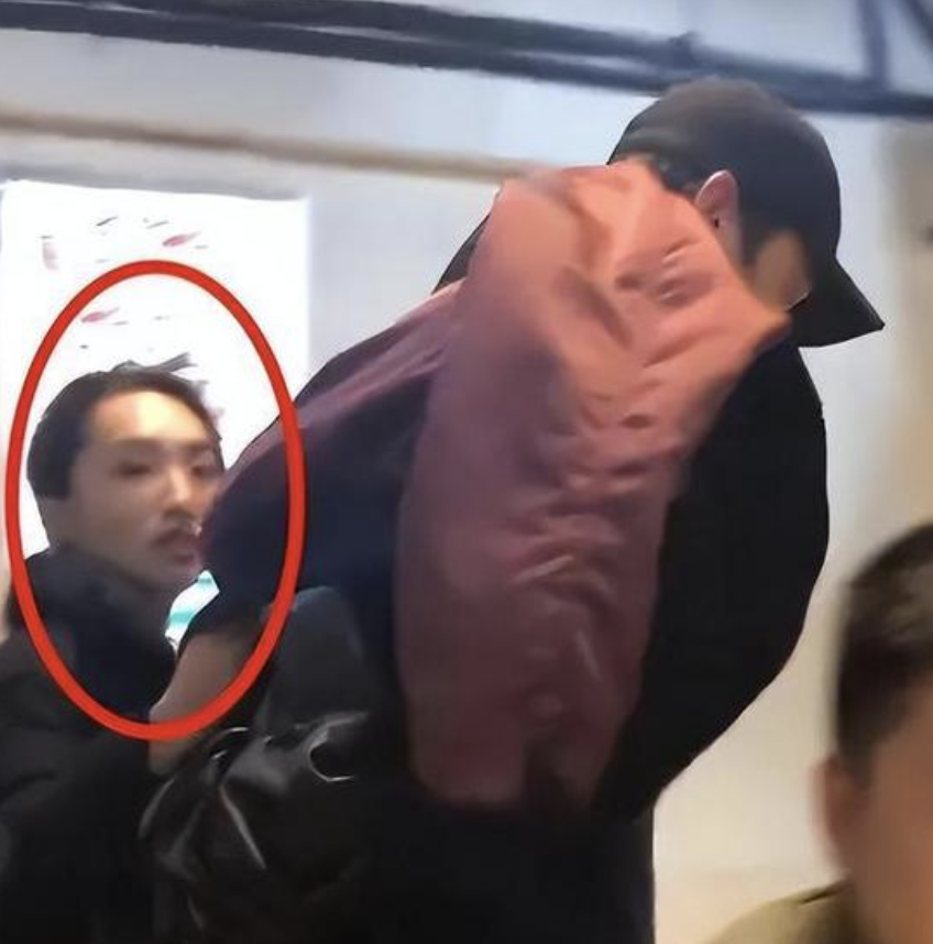 胡歌90后妻子罕见素颜现身,剪短发穿着朴素,产后半年身材恢复如初