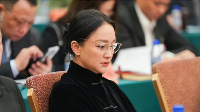 周迅宋佳秦海璐三位女星，参加影协大会，装扮一致被吐槽装文化人