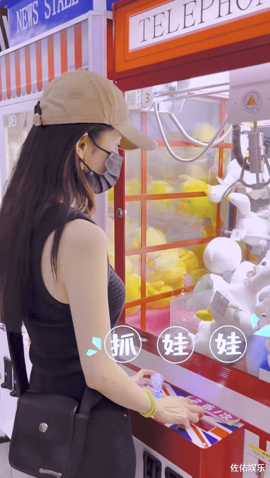 杨幂童心未泯街头夹娃娃，活蹦乱跳可爱如初恋，助理现场传功超有趣
