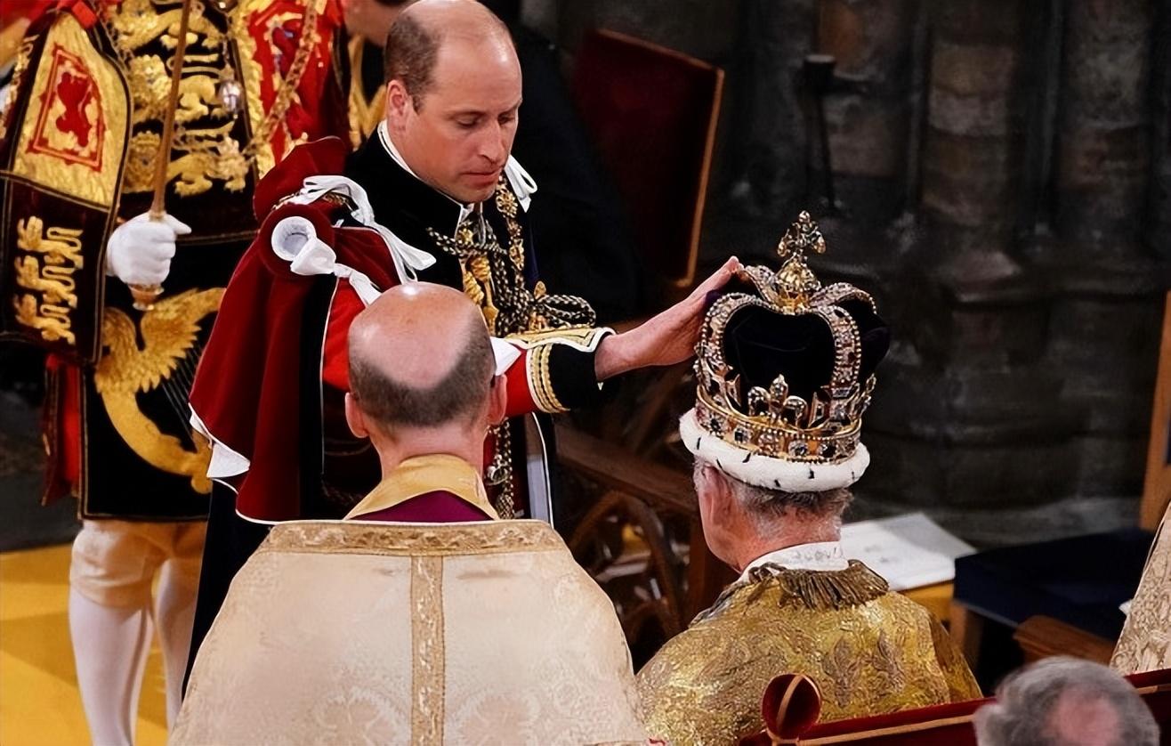 王冠|夏洛特公主绝了!8岁小姑娘眼神老练凌厉,恍如伊丽莎白女王再现