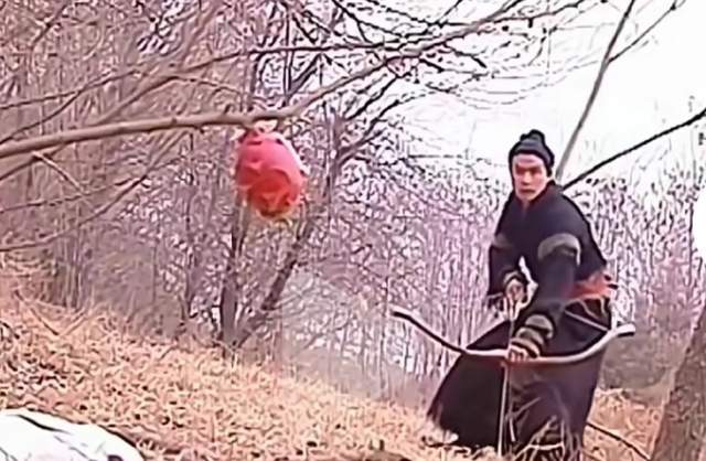 裤衩套头,花洒软管做头饰,小时候爱看的古装剧,妆造真的很离谱