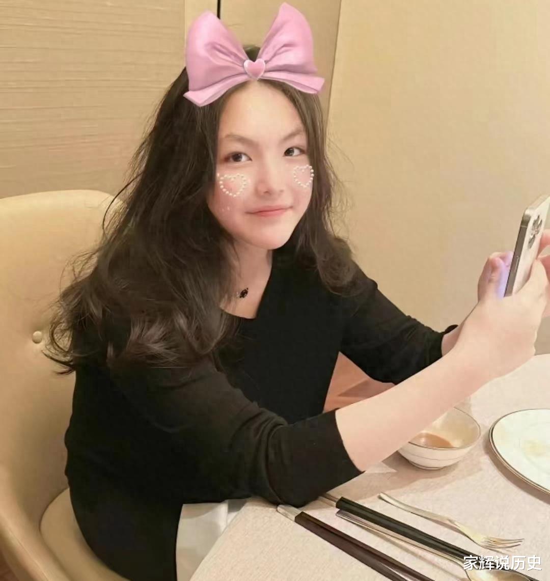 王诗龄回北京过圣诞,容貌大变样颜值高,400元3个包子,到底啥馅