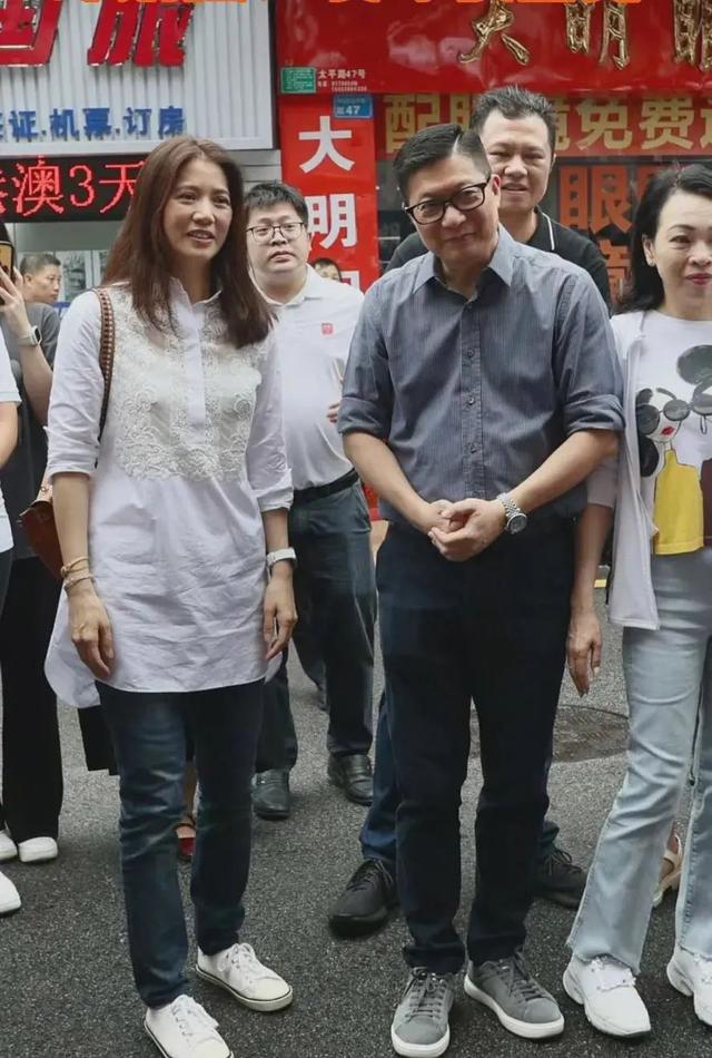 袁咏仪回老家探亲，素面朝天跟普通大妈一样，容貌和状态都真实！