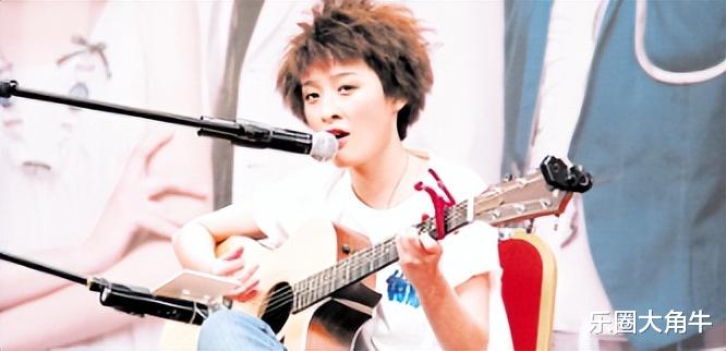 56岁包小柏:娶圈外人妻子,女儿因患癌离世,与哥哥抱头痛哭