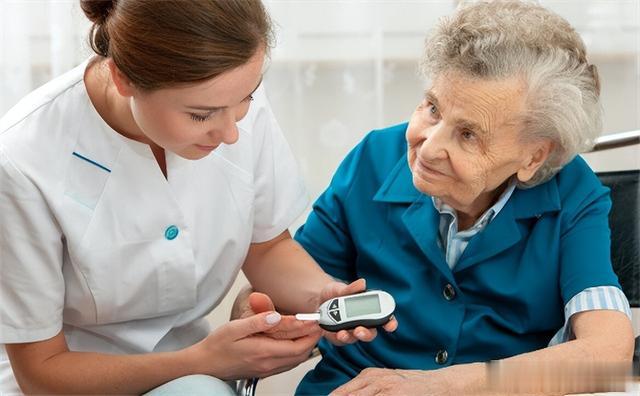 运动|年龄大了,肌肉流失得到底有多快?不想老了干瘪,2件事得常做