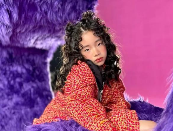 |小S晒长发造型,戴假发不如姐姐大S漂亮,和二女儿最有母女相