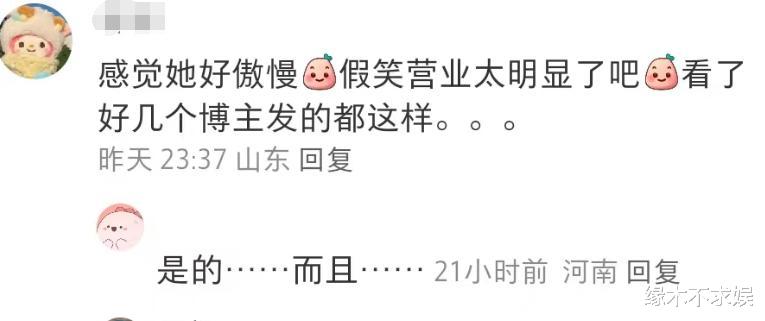 千万网红人品翻车！私下傲慢看不起粉丝，合影表情不屑不耐烦！