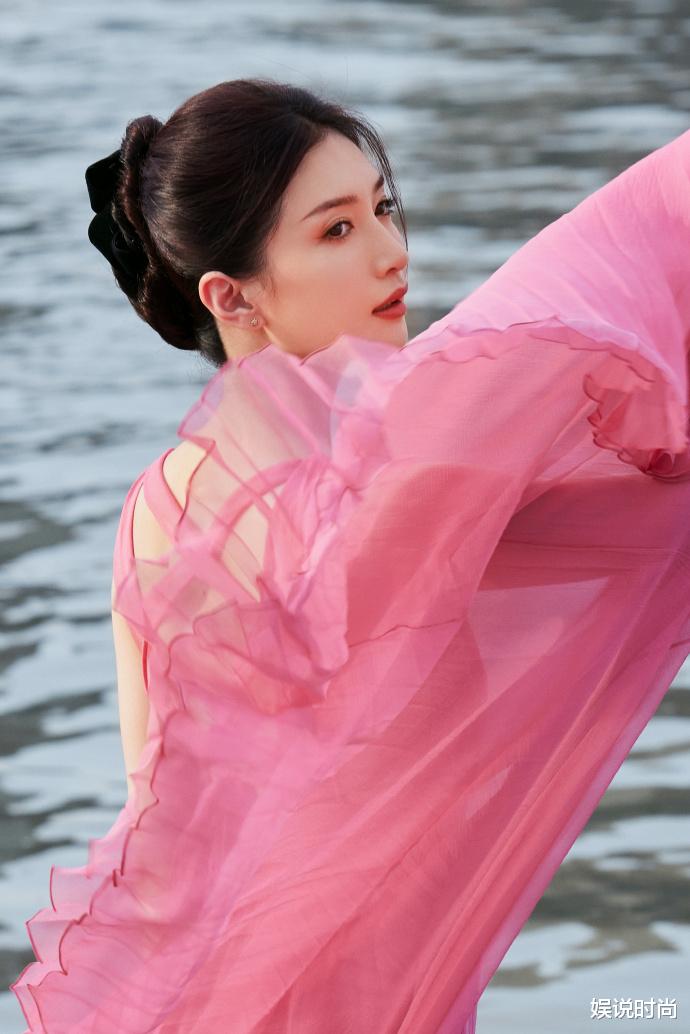 穿衣搭配 江疏影的穿搭灵感，服装搭配和妆容的完美结合，时尚又潮流