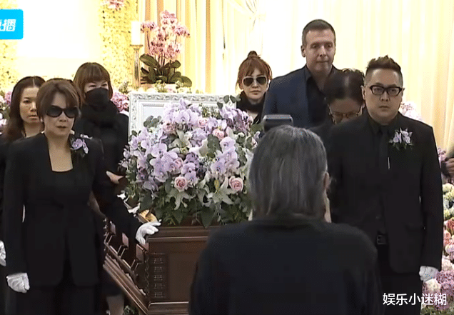 李玟大殓出殡！扶灵画面曝光、二姐哭到呕吐，粉丝持香等候火化