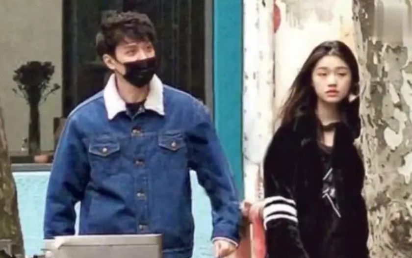 林允冯绍峰参加活动，女方眼神躲闪不敢看冯绍峰，网友直呼尴尬