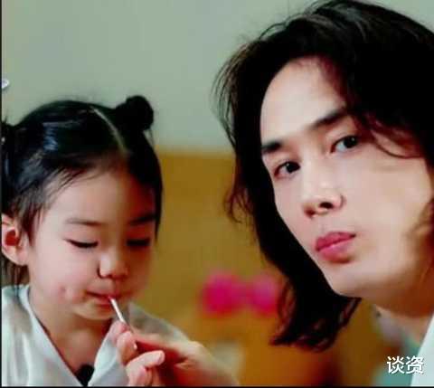 李承铉|李承铉是懂奶爸时尚的,脖子上挂奶嘴现身,喜得二胎再次回归家庭?