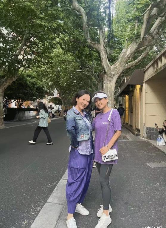 李静晒与戴军合照,瘦好多看着只有一百斤,戴军直打瞌睡状态不佳