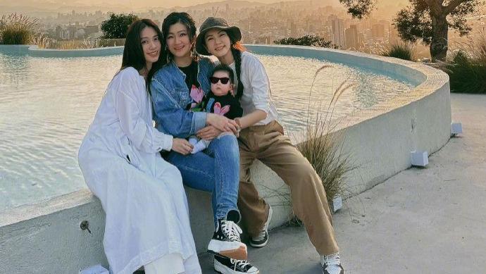 任家萱Selina庆生，晒儿子小腰果及SHE合照，粉丝喜迎回忆和感动