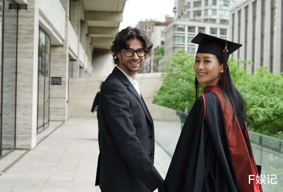 陈法拉晒和外籍老公恩爱合影 夫妻俩坐在一起烤火喝酒聊天很甜蜜