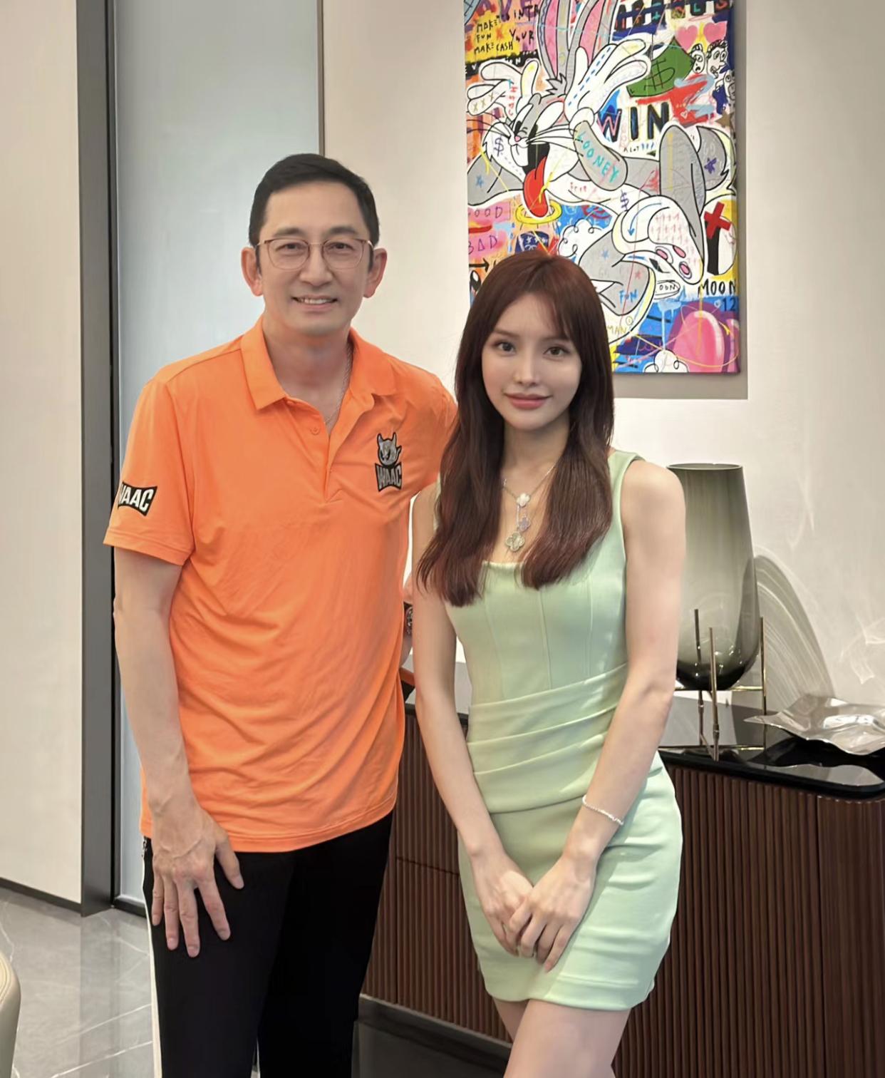 吴启华|港星吴启华庆59岁生日!年轻女粉丝送上关爱,女方青春靓丽身材好